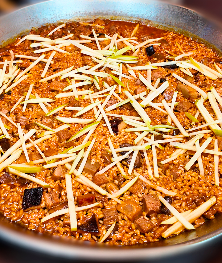 Arroz con mogote ibérico, setas y manzana granny