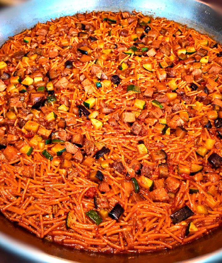 Fideuá de presa ibérica, calabacín, berenjenas y sobrasada